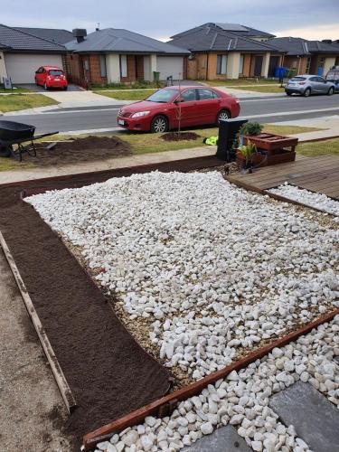 Garden-beed-bor-front-yard